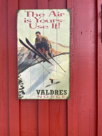 Vintages treskilt 35x61 cm The Air is YOURS-USE It! Valdres-utsolgt