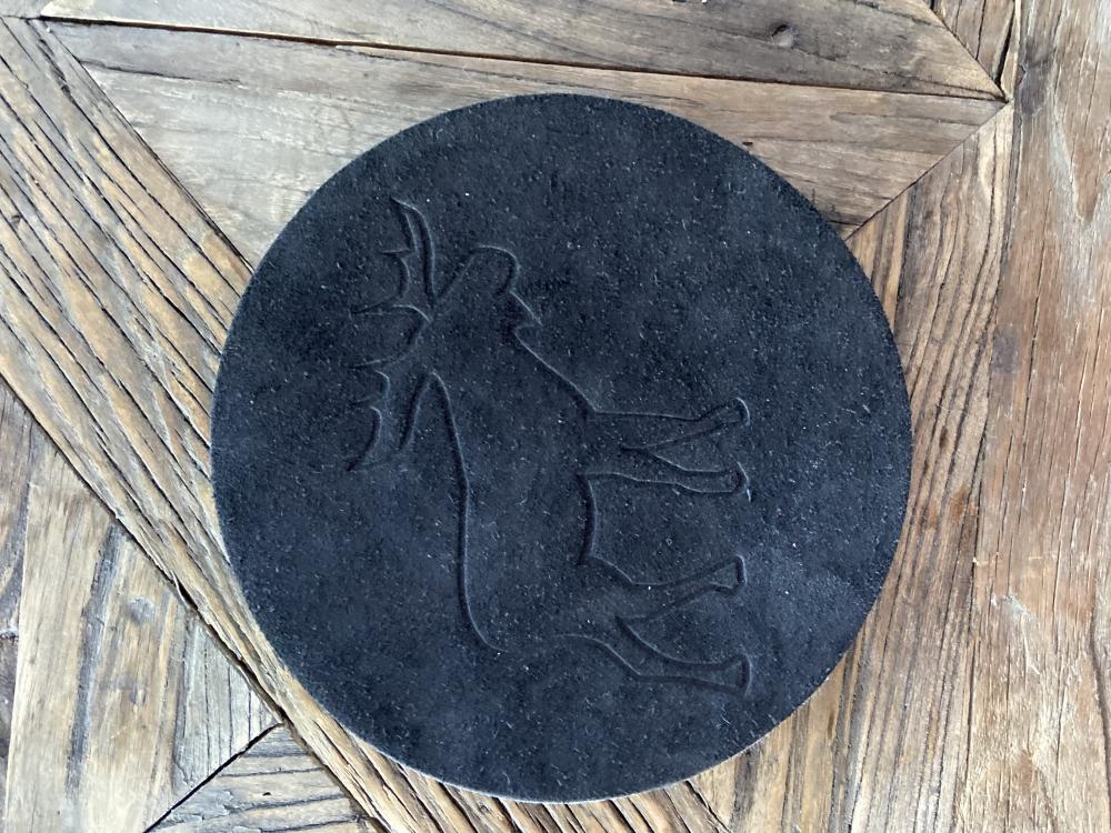 Gryteunderlegg m/ elgsiluett i sort skinn 20 cm