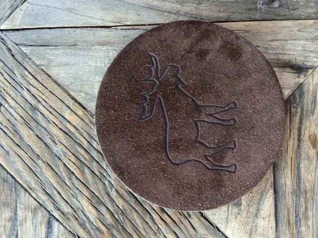 Gryteunderlegg i skinn m/ elg 15 cm brun