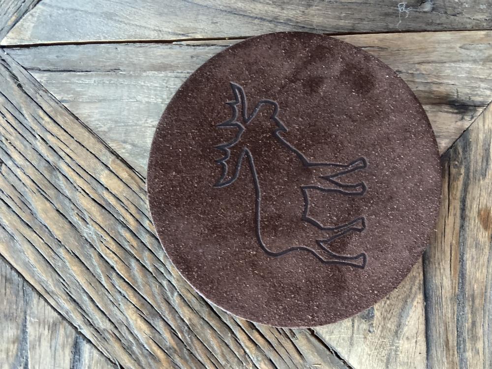 Gryteunderlegg i skinn m/ elg 15 cm brun