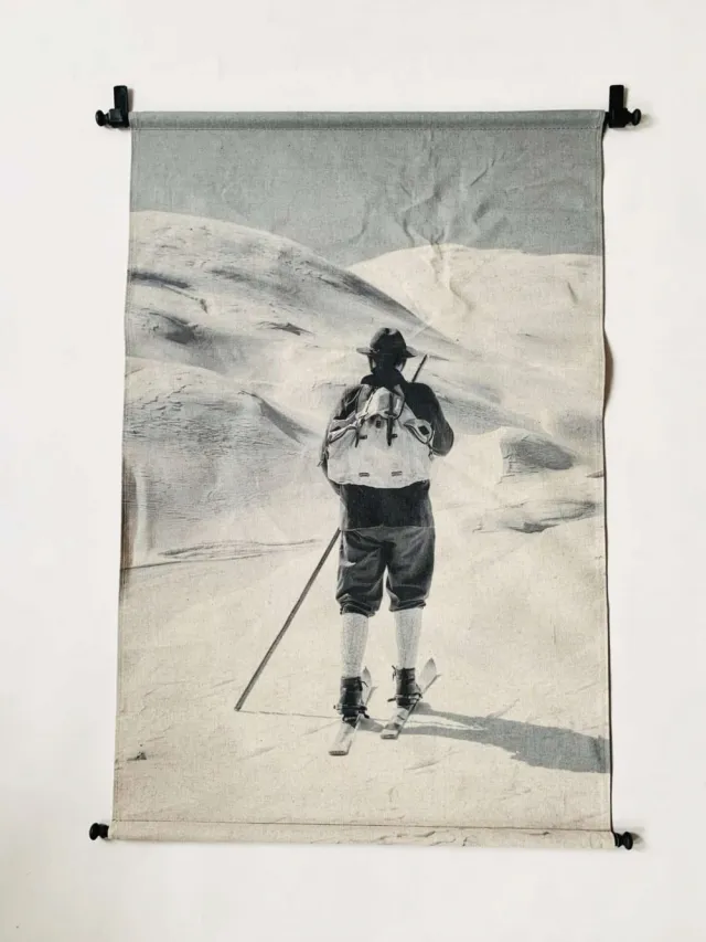 Mann På Ski Plakat 60×90 cm